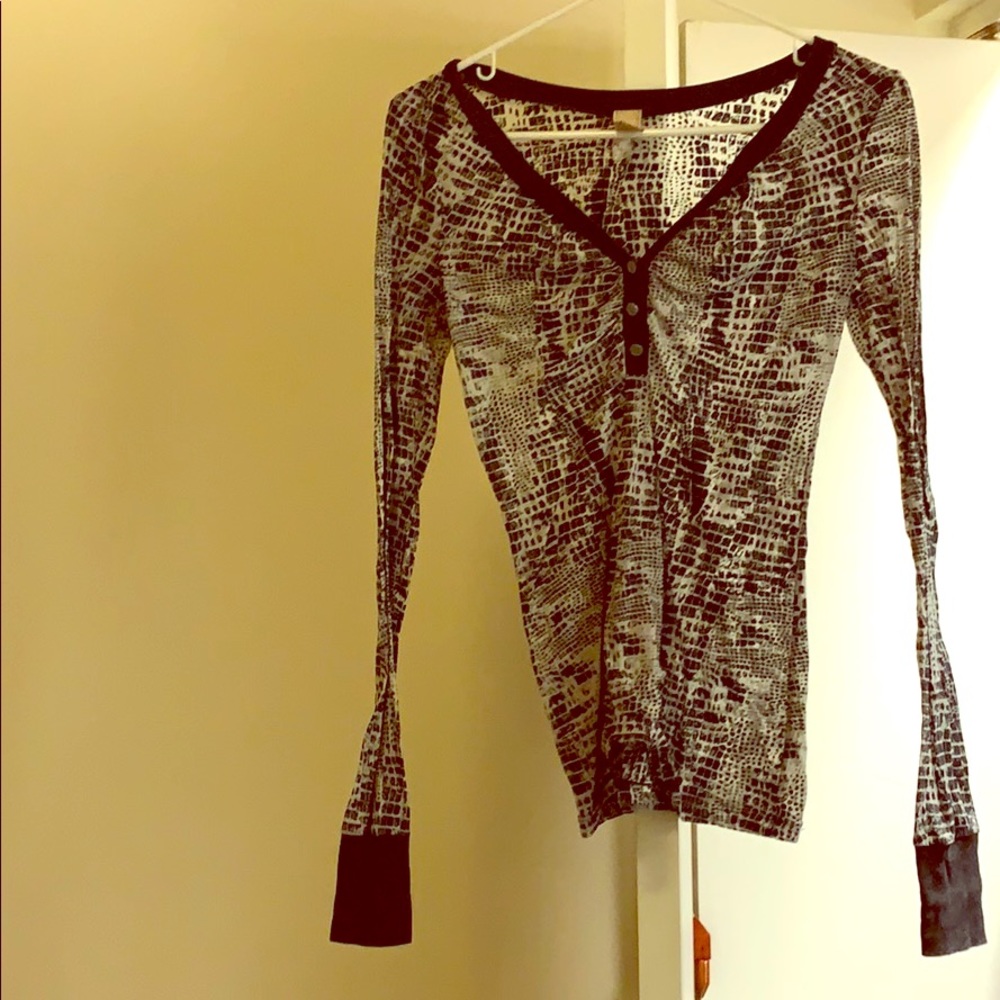 Snake skin grey and white top